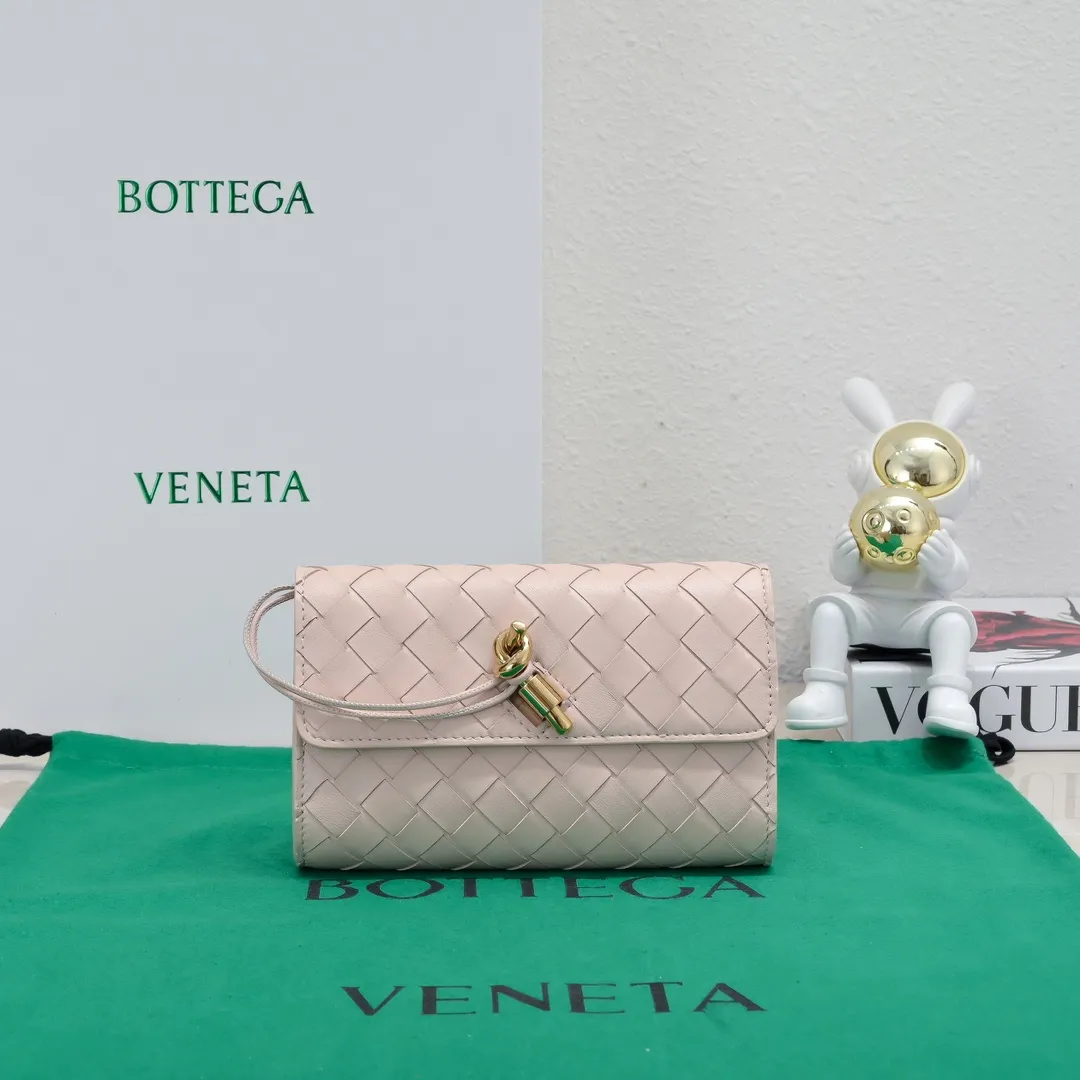Batch 1160 BV Andiamo clutch wallet is super high-end🤎🤎How come the long clutch bag is so exquisite~ The braided style bag surface paired with all-copper hardware is really warm and high-end. The bag body is super light and can be grabbed easily! It can store a lot of small items and large mobile phones ~ very practical for daily use. Style number: 1504 Size: 19*11.5*3